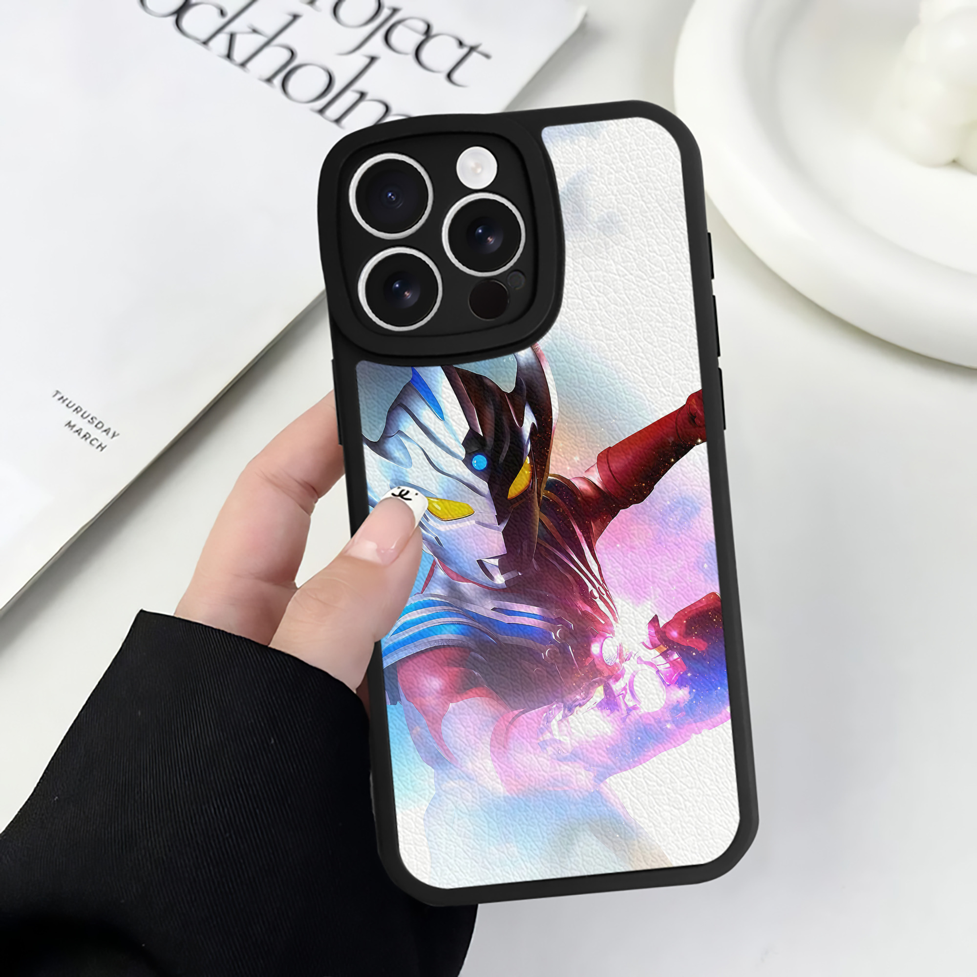 （画像用） ウルトラマン Ultraman 【iPhone 16シリーズ対応】シリコンスマホケース（レザー調） 材質：シリコン